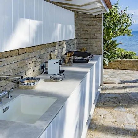 The Ideal Waterfront Vacation In Holiday home *